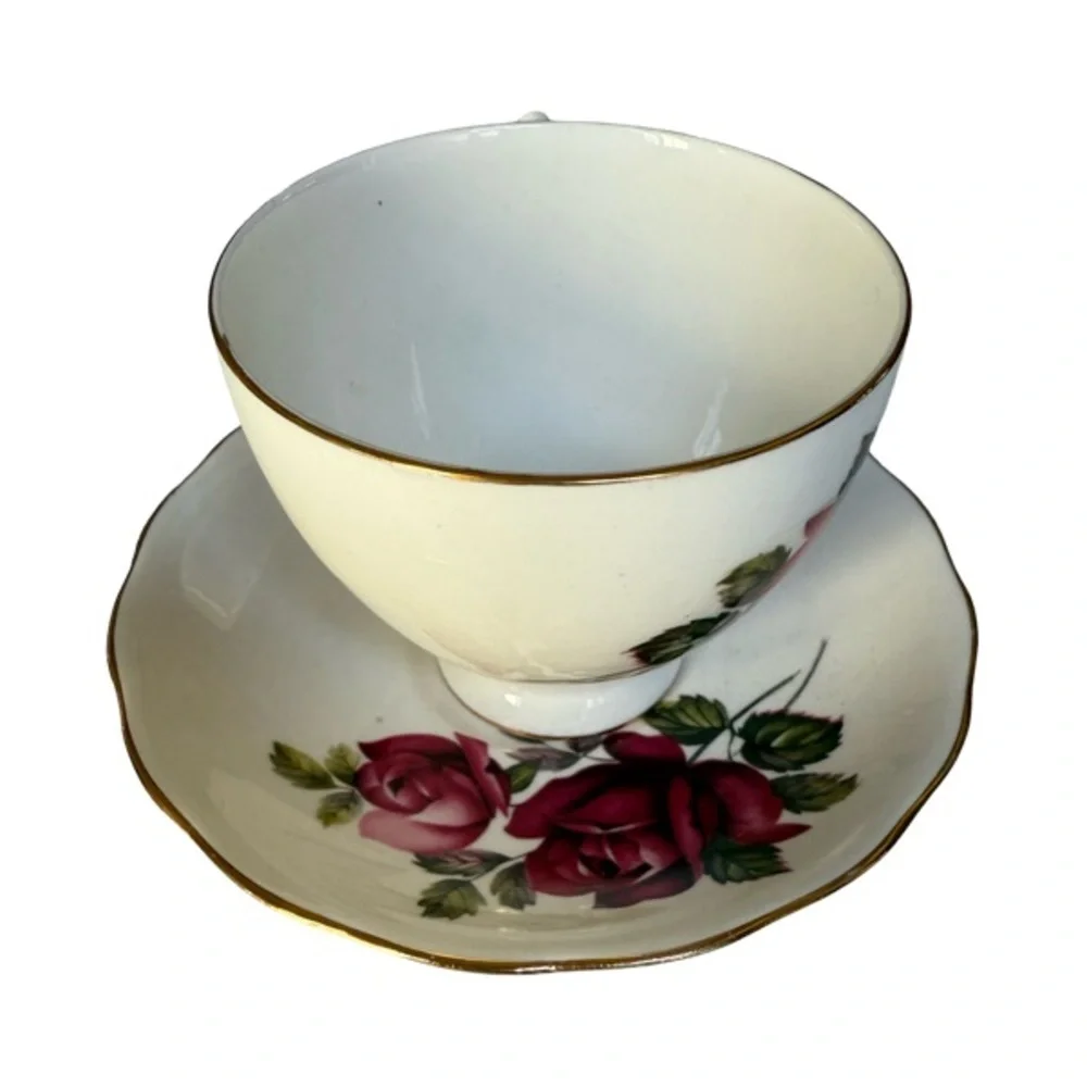 QUEEN ANNE  BONE CHINA ENGLAND TEA CUP AND SAUCER WHITE WITH  RED AND PINK ROSES